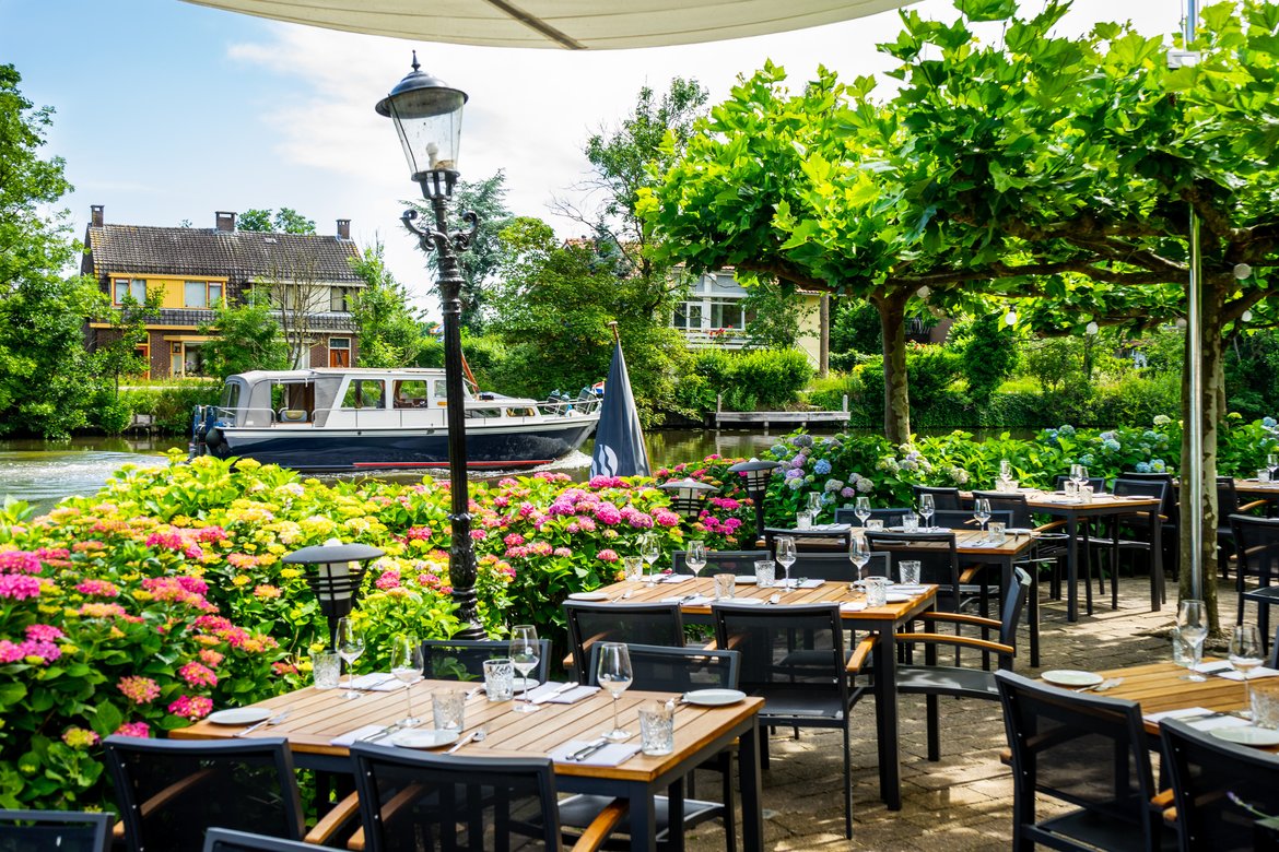 Uitzicht over Vecht vanaf terras aan het water bij Buitenplaats Slangevegt Breukelen
