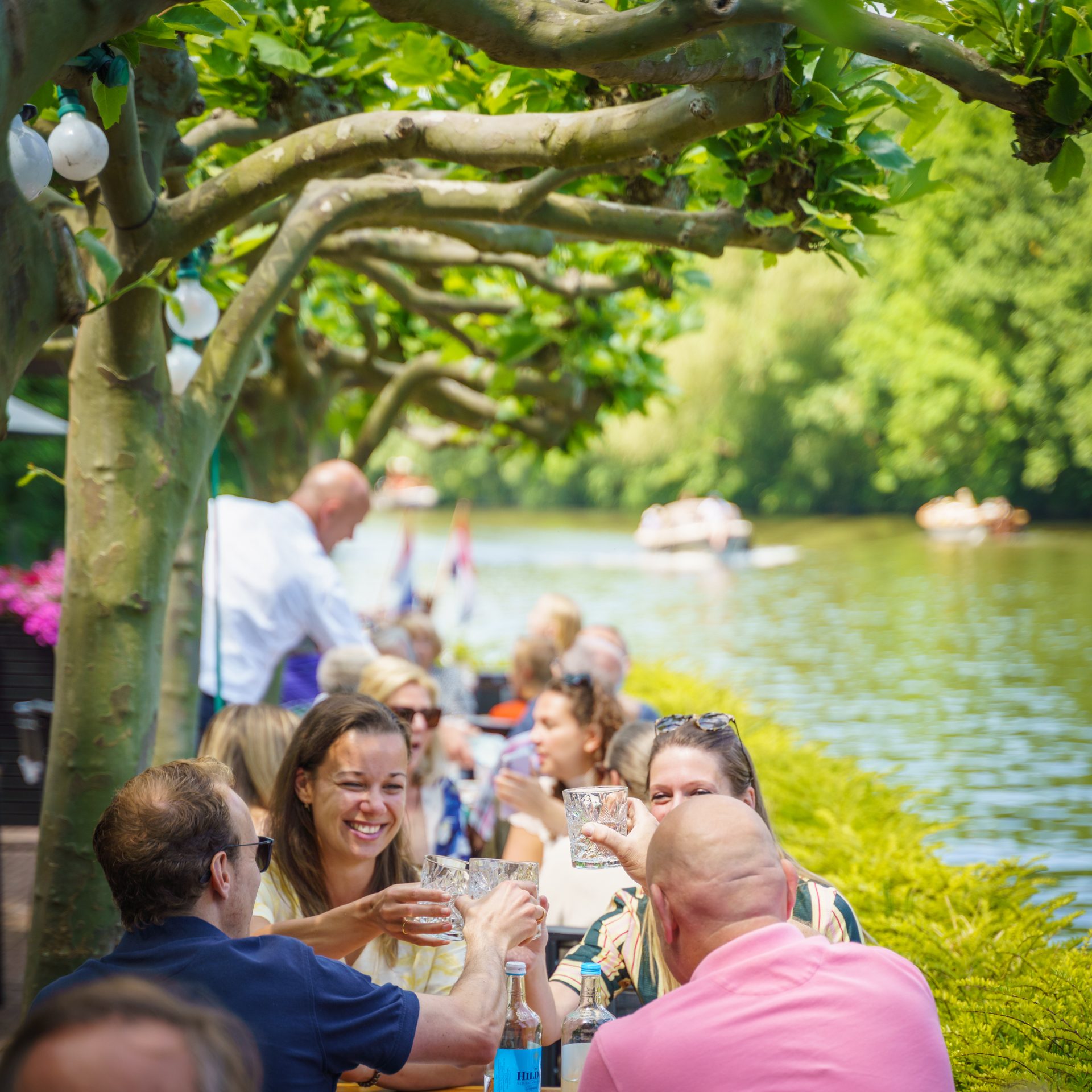 Terras onder Platanen aan het water bij Slangevegt Breukelen