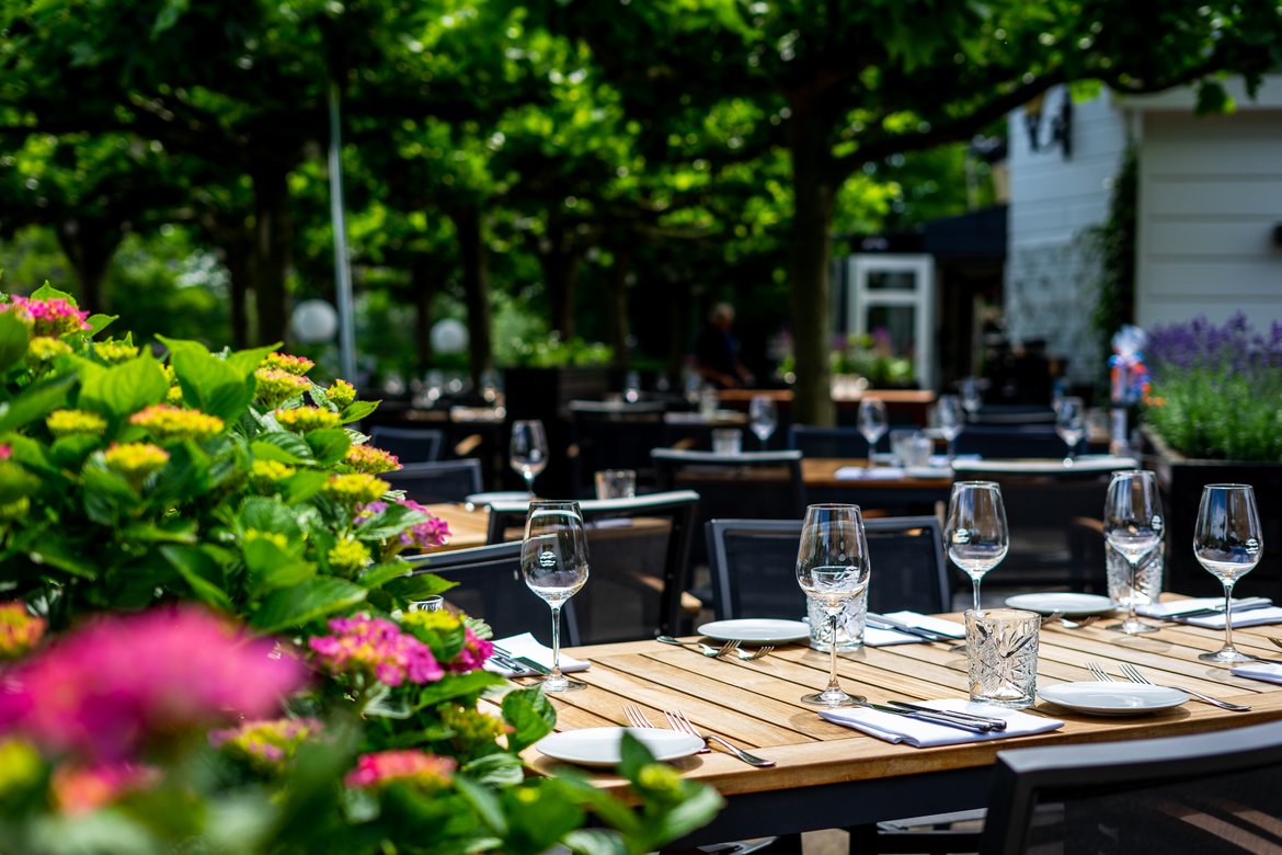 Terras aan de Vecht in Breukelen Buitenplaats Slangevegt